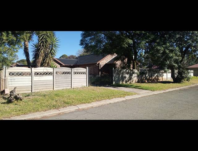 3 BEDROOM FREEHOLD FOR SALE IN CRYSTAL PARK